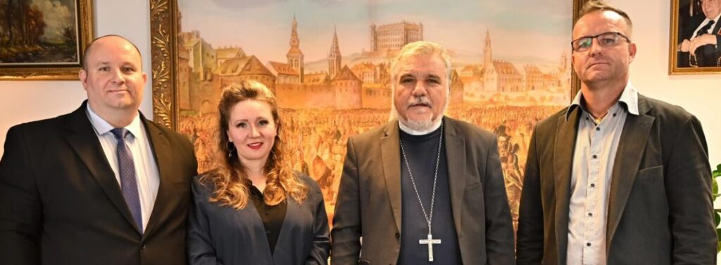 Archívny záber - Mgr. Peter Pagáč (vpravo), bp. Diamantino Antunes a manželia Kulanoví