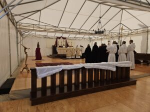Obnova úcty k Eucharistii: Návrat k tradícii pri prijímaní.