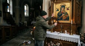 V poľskom Krosne barbarsky znesvätili ikonu Matky Božej! Páchateľ chcel podpáliť kostol