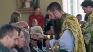 Keď pastieri berú veriacim kľakadlá a bázeň pred Eucharistiou nazývajú „pýcha“. Prispôsobovanie sa trendom, pred ktorých rizikami varovali aj svätí pápeži