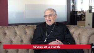 Po-koncilové liturgické zmeny premenili omšu na „paródiu“, varuje známy španielsky kardinál