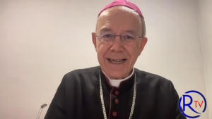 Biskup Athanasius Schneider varuje: Cirkev čelí „nepriateľskému prevzatiu“ zvnútra. Nemôžeme sa bratríčkovať so svetom
